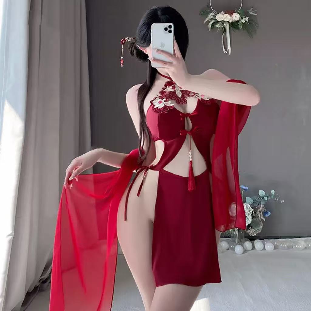Embroidered hollow neck-hanging nightdress